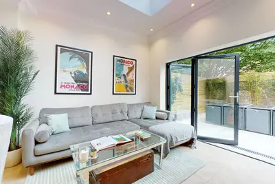 Image de Prime 3br Flat With Private Patio-Walk to Tube