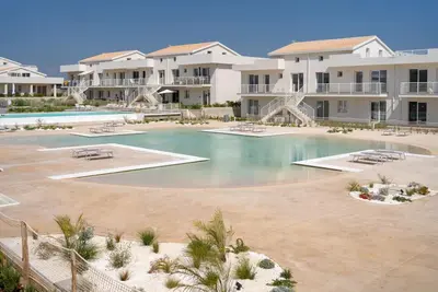Image de Charming 60 sqm apartment, on two levels, for four people, located within the renowned Borgo 84 residential complex—which features two swimming pools, a sports area, and a cycle path. The property is just 3 km from the center of Marzamemi, one of Italy