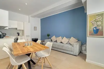 Image de Design Suite 2 Bedrooms + Living Room & Balcony