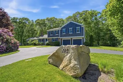 Image de Coastal Cape Cod Retreat - Two Private Living Spaces - Steps to Old Silver Beach