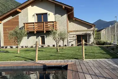 Image de Green Chalet du lac - Propriété de luxe à quelques pas du lac avec une grande piscine et un jardin.