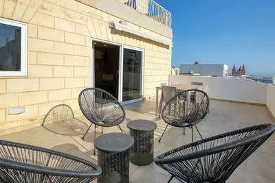 Image de 3br home w/Rooftop, Sea Views, WiFi Steps to Beach
