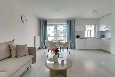 Image de Chmielna 113 with Balcony | City Center | Parking