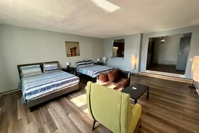 Image de Cozy Studio with Two Queen Beds in Chicago near Transit and Dining