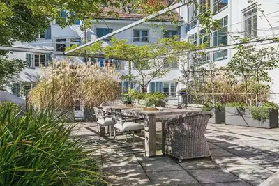Image de Combining Timeless Elegance, Designer Interiors & An Unrivaled Location-Old Town