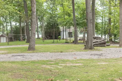 Image de Campfire Cove Lakefront Cabin + 3 Camp Sites