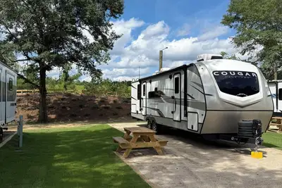 Image de Cozy Rv in Auburn with King Bed also with Ac/Heat minutes from Auburn University