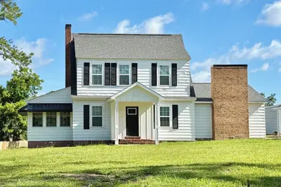 Image de The Country Farmhouse offers five bedrooms & is located between Vidalia & Lyons.
