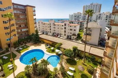 Image de Appartement Palm Beach avec piscine, parking privé et vue mer à Fuengirola