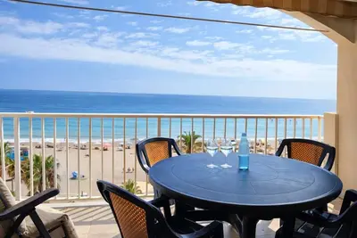 Image de Maison de vacances « Primera Línea De Playa Rey Terrasse » avec vue mer, Wi-Fi et climatisation