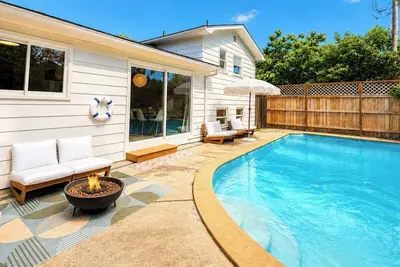 Image de 3 Bd - 3ba Retro Escape with Pool & Spa, Central to Medford Attractions