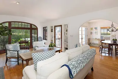 Image de Spanish Bungalow conveniently located to Coast Village Road and Butterfly Beach