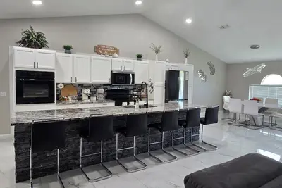 Image de Spacious Retreat Near Wec & Springs. Outdoor Bar! !