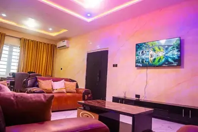 Image de City-Chic Ikeja 2br Escape: 24/7 Power, Fast WiFi, Airport, Shops & Eats - Lagos