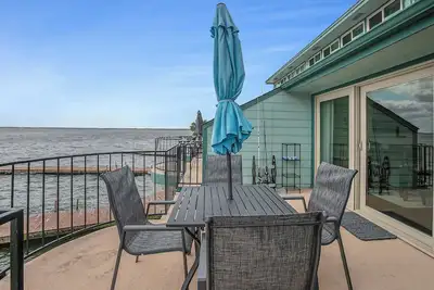 Image de Fishing on the Overwater Balcony! 2br/2ba Condo with Beautiful Lake Conroe View