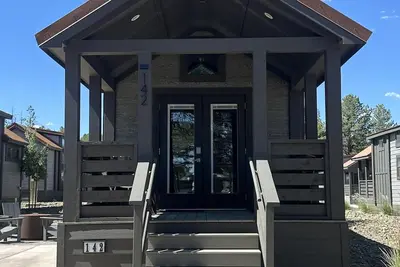Image de Cypress Cabin - Spacious floor plan with modern look, full kitchen, separate bedroom, and upstairs loft