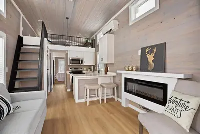 Image de Ponderosa Cabin - Spacious floor plan with modern look, full kitchen, hallway bunk beds, separate bedroom, and upstairs loft