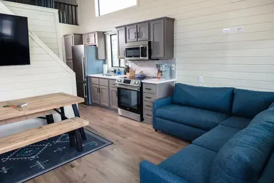Image de Cottonwood Cabin - Spacious floor plan with modern look, full kitchen, separate bedroom, and upstairs loft