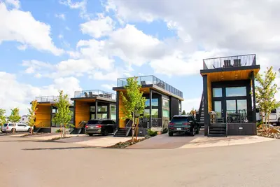 Image de Elm Cabin | Roof Top Deck - Spacious floor plan with modern look, full kitchen, separate bedroom, and upstairs loft, Large Upstairs deck with Firepit and lounge area