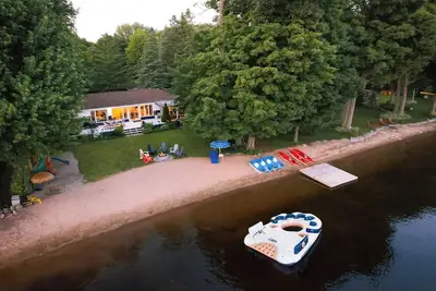Image de Bees Beach House: Luxury 5br Sturgeon Lakefront w/ Private Sandy Beach & Sauna