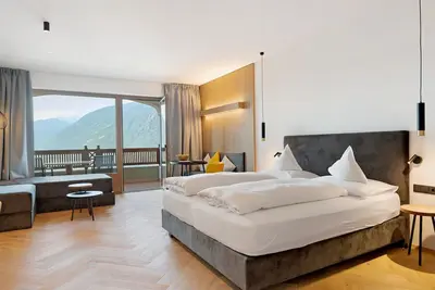 Image de Suite bien-être ensoleillée avec balcon panoramique et cabine infrarouge