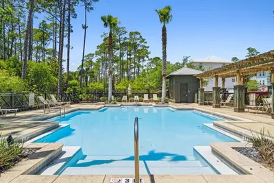 Image de 30a Beach House Triple Crown at Treetop - Pool, Sleeps 10, Near Alys & Rosemary