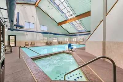 Image de Two Pet-Friendly Standard Rooms | 2 Queens + Free Breakfast & Indoor Pool Access