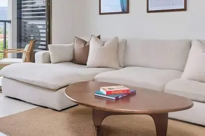 Image de The Mahoe: Modern 2br Kgn Apartment with Rooftop Pool, Gym & Mountain Views