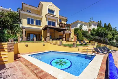 Image de Spacious 5-bedroom villa with Top views and heated pool in charming Benalmádena