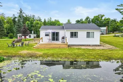 Image de Peaceful 2-bedroom cottage on beautiful First Lake in Six Lakes, Michigan.