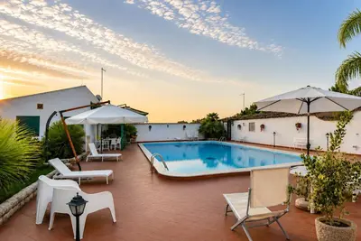 Image de Maison de vacances avec Wifi, climatisation, piscine privée, Tv, véranda, vue panoramique