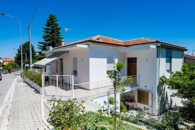 Image de A charming 90-square-meter villa, perfect for six guests, featuring a private street-level entrance. The property is situated in a quiet area of ​​Silvi and enjoys a great location: thanks to a pedestrian path, you can reach the sea in just 10 minutes