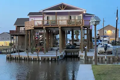 Image de 3-bedroom canal front house in charming Freeport, fisherman's dream!