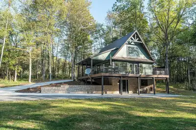 Image de Tranquil Wooded Setting With Hot tub