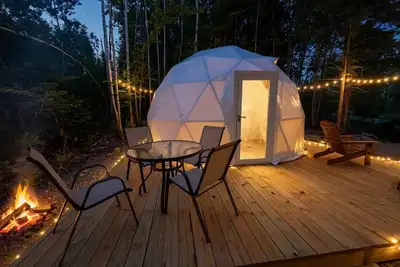 Image de Deluxe Geodesic Dome with Mountain Views