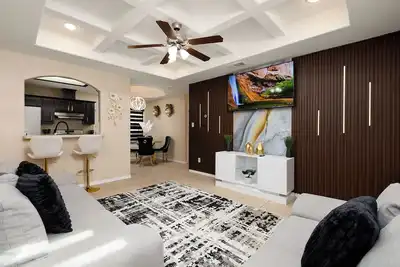 Image de Modern Luxe Retreat - King Suite - Self Check-In