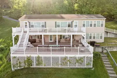 Image de Waterfront Memories Begin at Deckside on Keuka!