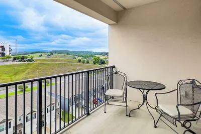 Image de Walk to Bristol Motor Speedway: Retreat w/ Pool!