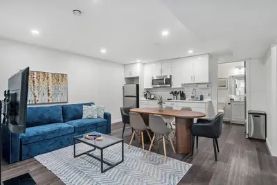 Image de Private Lower Suite in Chestermere w Workspace