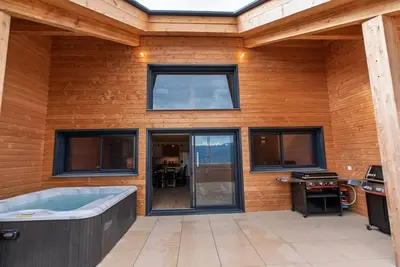 Image de Chalet Quiétude • Neuf 2026 • 17 pers • Spa & Ciné