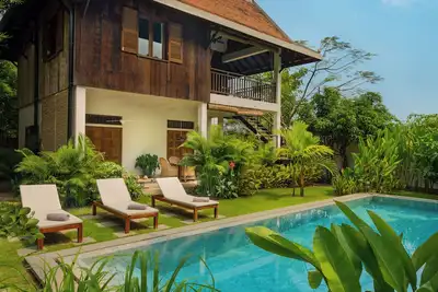 Image de Beautiful Khmer house with pool at the edge of the Angkor conservation zone