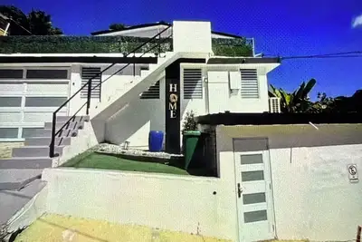 Image de 3-bedroom house in beautiful Guaynabo with cool Ac breeze