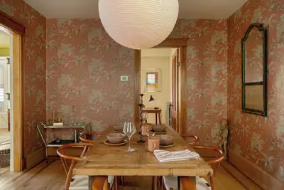 Image de Designer Hudson Home: 4 Bedrooms, Loft, Parking & Walk to Warren