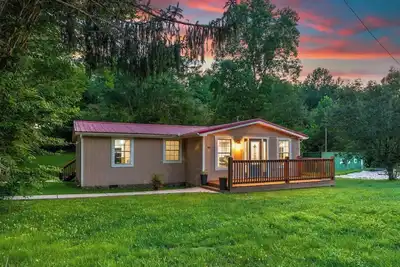 Image de Peaceful Getaway  with Fireplace and Spacious Yard