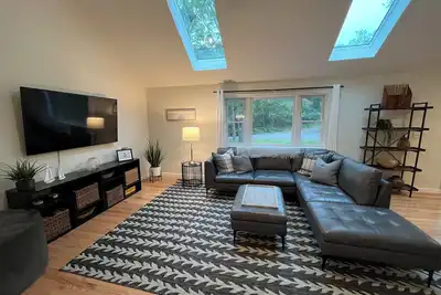 Image de New Listing, Fully Renovated, Central A/C,