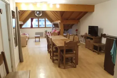 Image de Grand studio/loft idéal familles. Le charme des poutres et du bois.