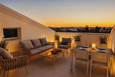 Image de Elegant, modern penthouse located 100 meters from Santa Maria del Focallo Beach