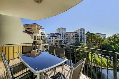 Image de Century City Apt: Pools • Park Access • Walkable