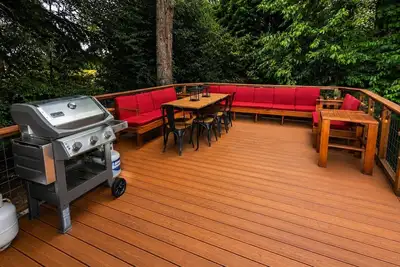 3br 2ba Beacon Hill Backyard Oasis-Firepit, Bbq Deck, Workspaces & Parking