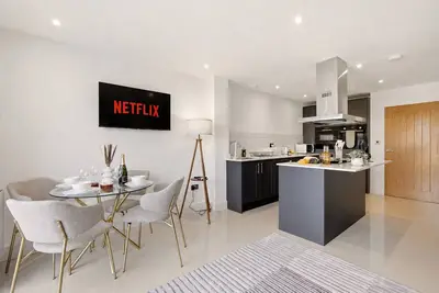 Image de 4br near Warwick Hospital, Free Parking w/Ev Charging, Fast Wifi, Canalside Home